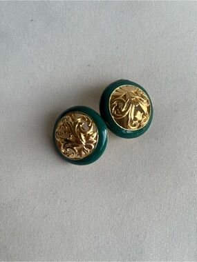 GJD Ginnie Johansen‎ Signed Gold-Tone Open Design Clip Earrings green Enamel VTG